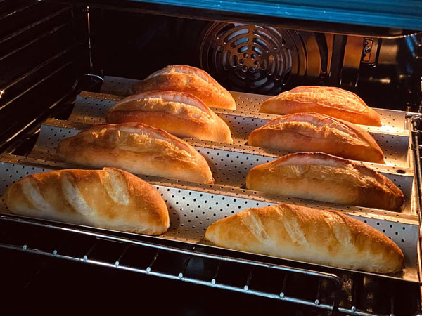 Nướng bánh mì bằng lò có phần đơn giản hơn, chỉ cần nướng trong 20 - 25 phút là đã hoàn thành một mẻ bánh thơm ngon rồi!