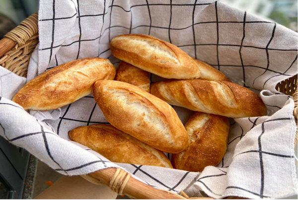 Bánh mì là thực phẩm rất dễ bị ỉu khi tiếp xúc với không khí trong một khoảng thời gian dài
