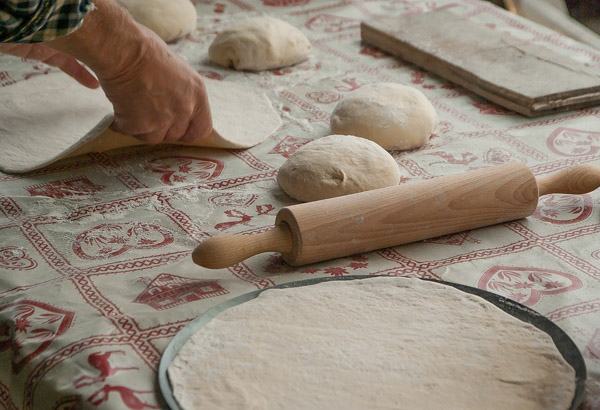 Đế bánh có thể dàn thành hình tròn hoặc ở phần rìa bánh làm dày lên tuỳ theo sở thích cá nhân