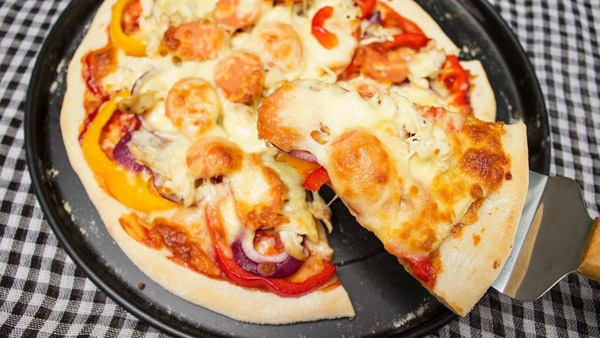 Sự kết hợp tuyệt vời giữa gà, ớt chuông và phô mai tạo nên hương vị hoàn chỉnh cho món pizza gà phô mai